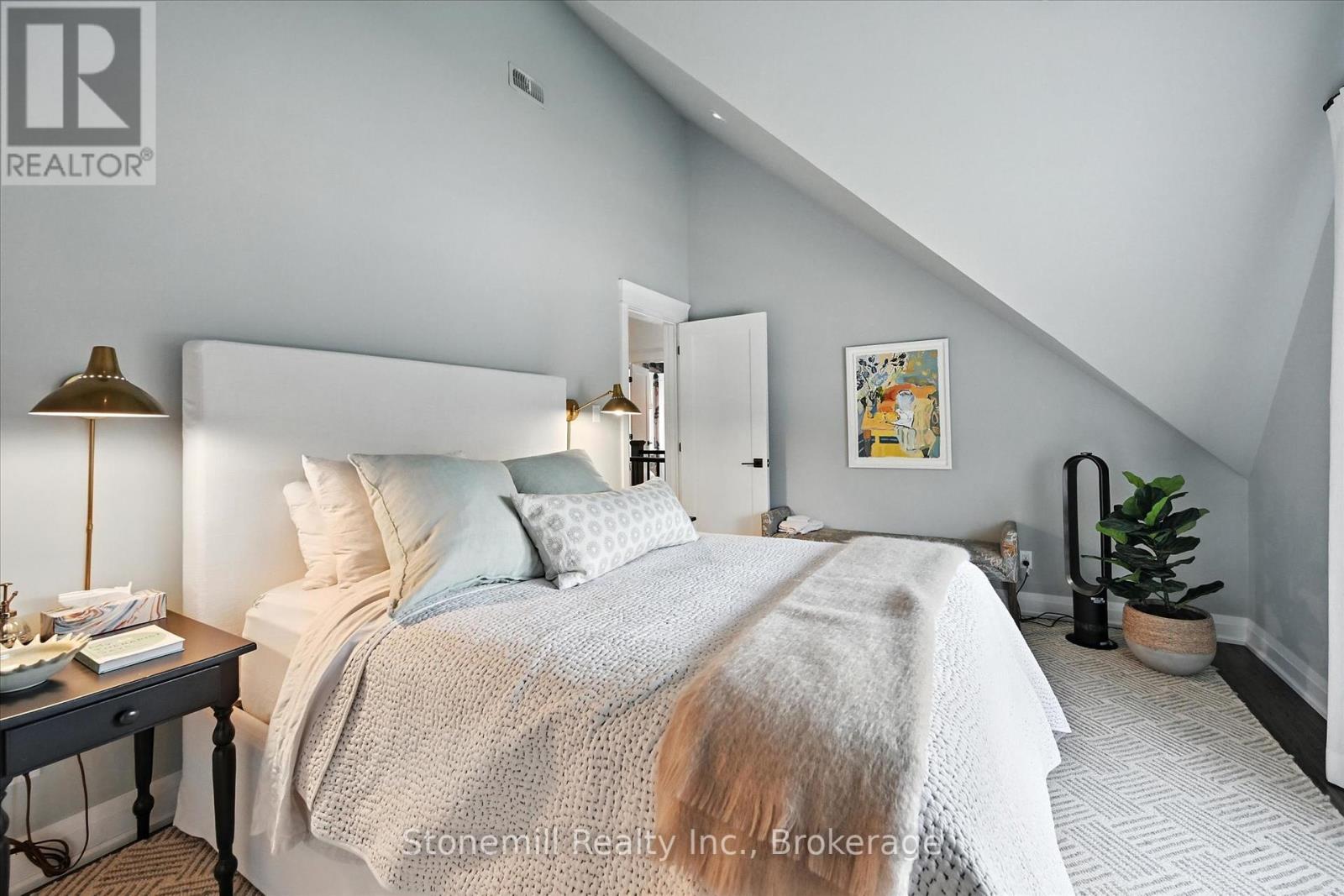 Photo 7 of 735 George Street, Burlington ON