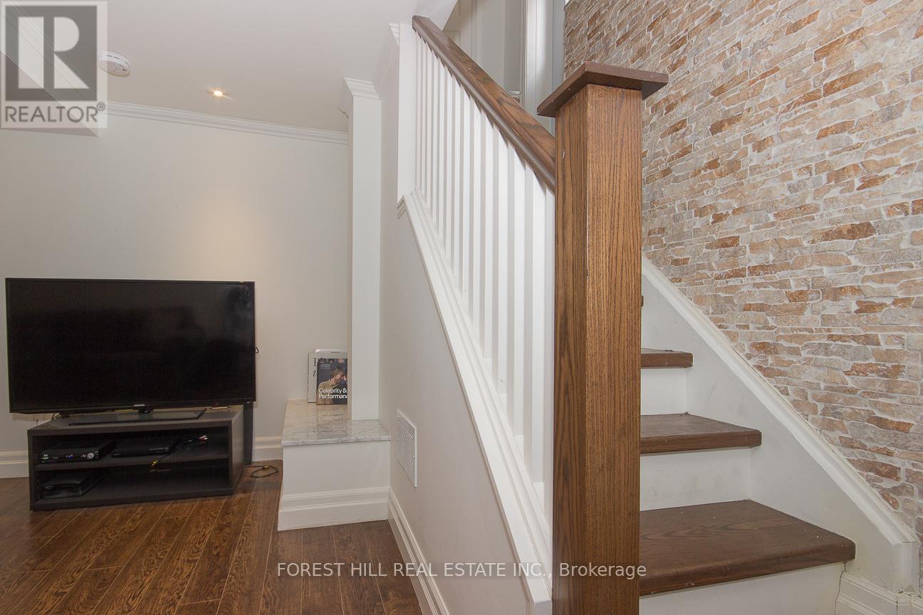 Photo 16 of Bsmnt 20 Ferndale Avenue, Toronto ON