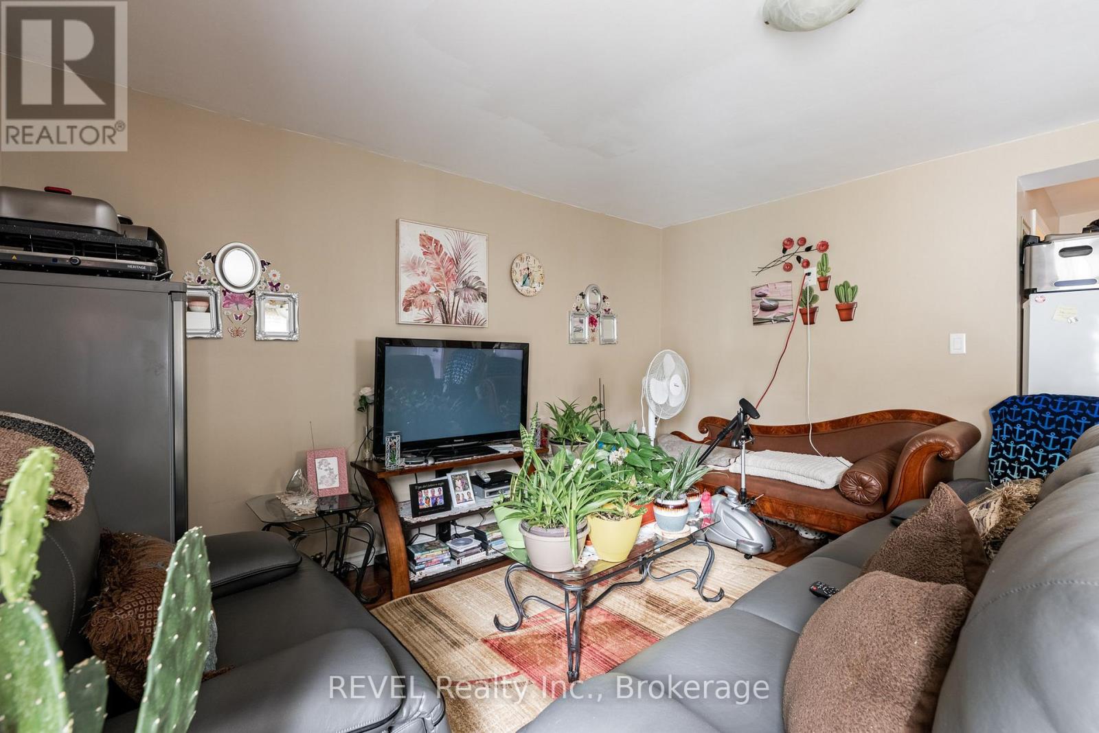 Photo 3 of 4544 Crysler Avenue, Niagara Falls ON