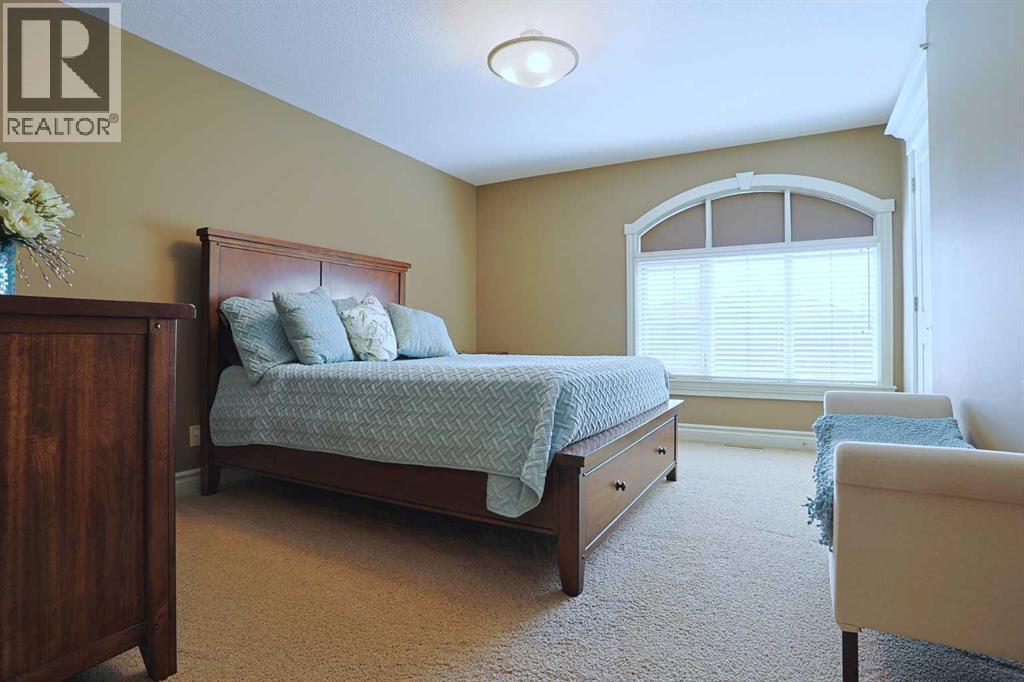 Photo 17 of 117 Rockcliff Bay Nw, Calgary AB