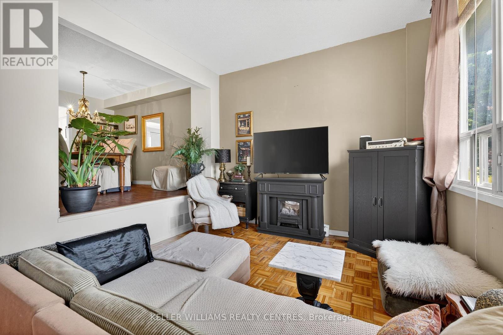 Photo 2 of 80 Poplar Crescent, Aurora ON