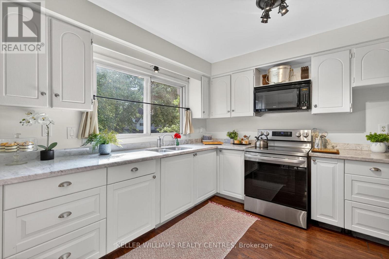 Photo 28 of 80 Poplar Crescent, Aurora ON