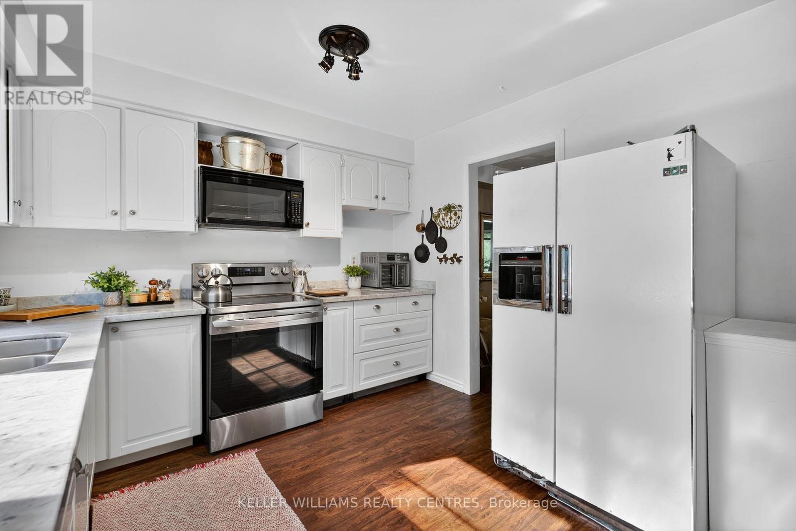 Photo 6 of 80 Poplar Crescent, Aurora ON