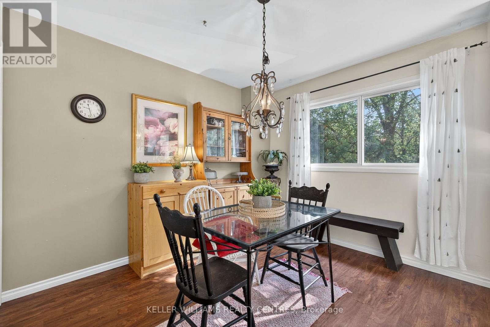 Photo 3 of 80 Poplar Crescent, Aurora ON