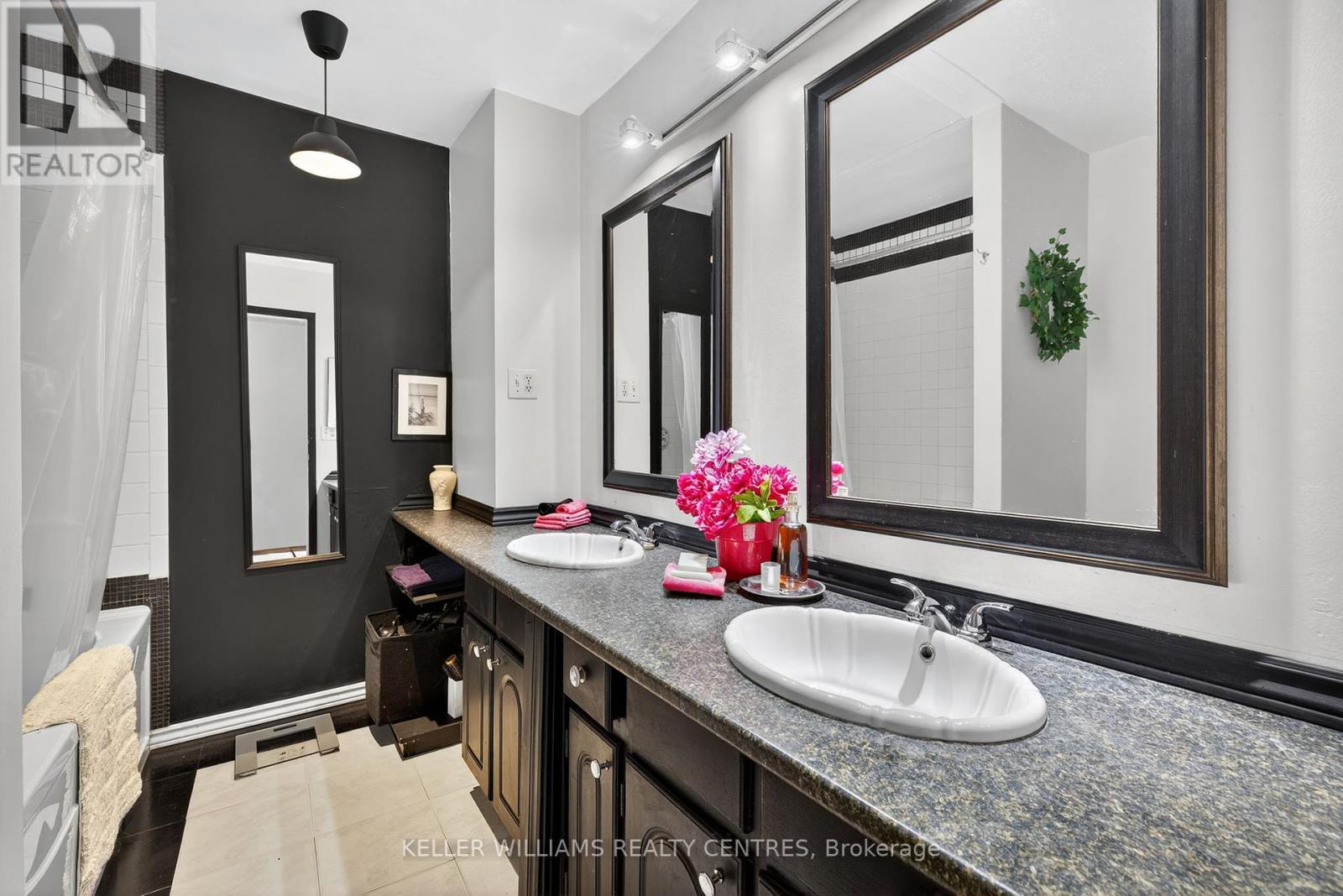 Photo 16 of 80 Poplar Crescent, Aurora ON