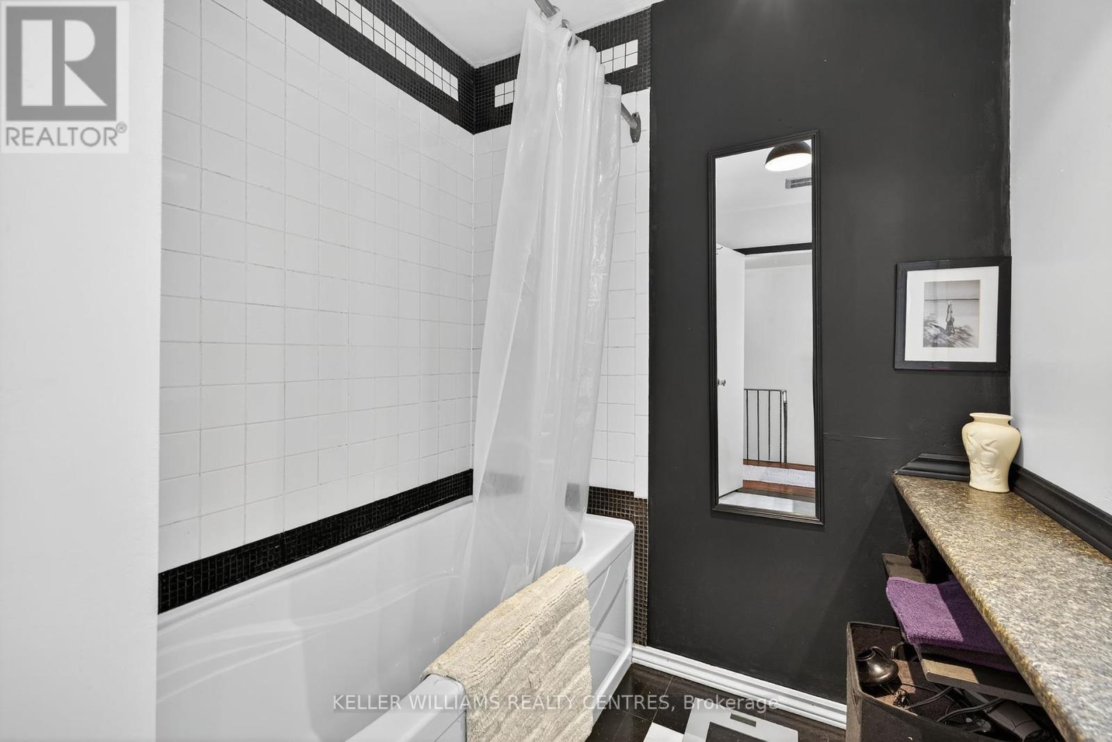 Photo 32 of 80 Poplar Crescent, Aurora ON