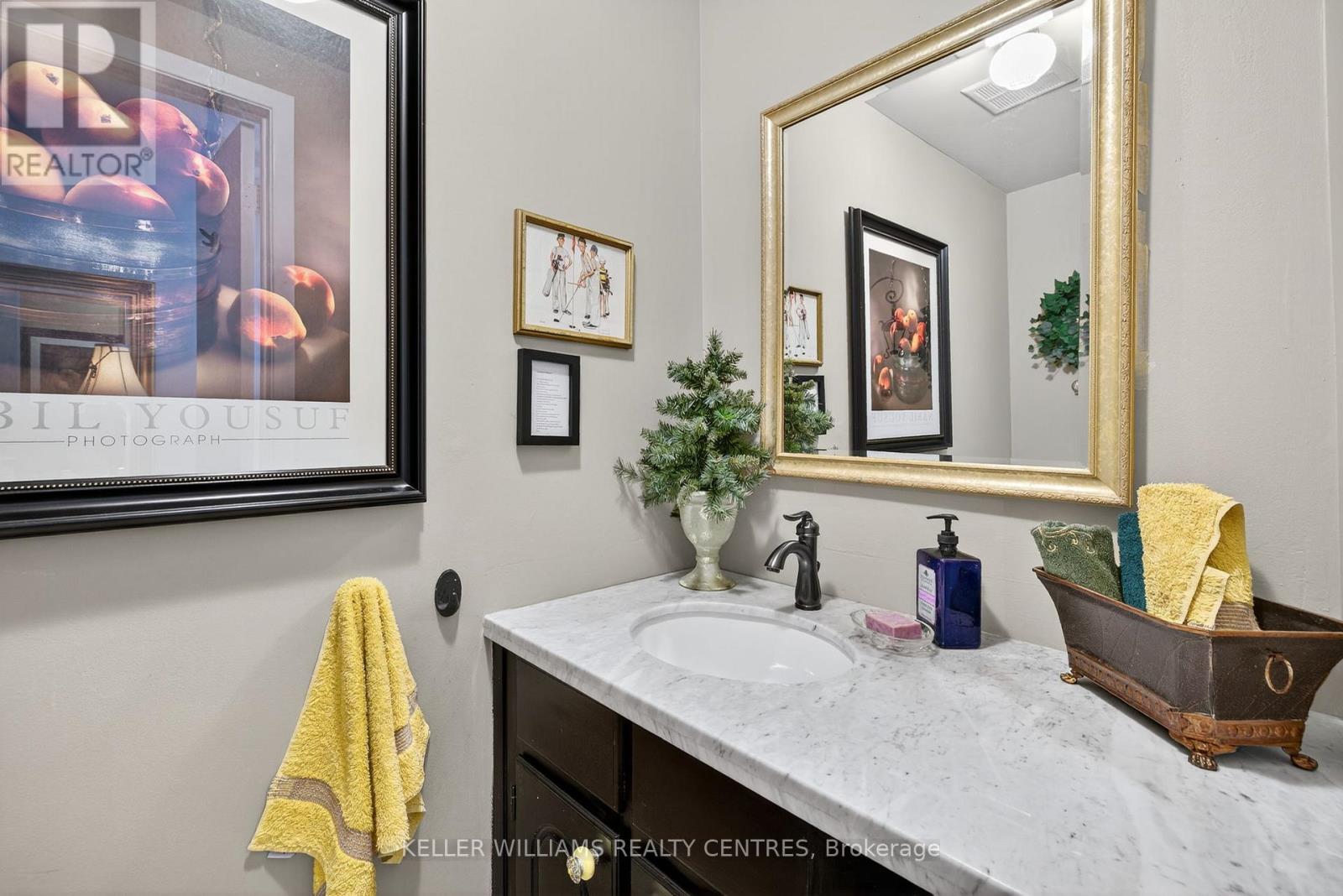 Photo 11 of 80 Poplar Crescent, Aurora ON
