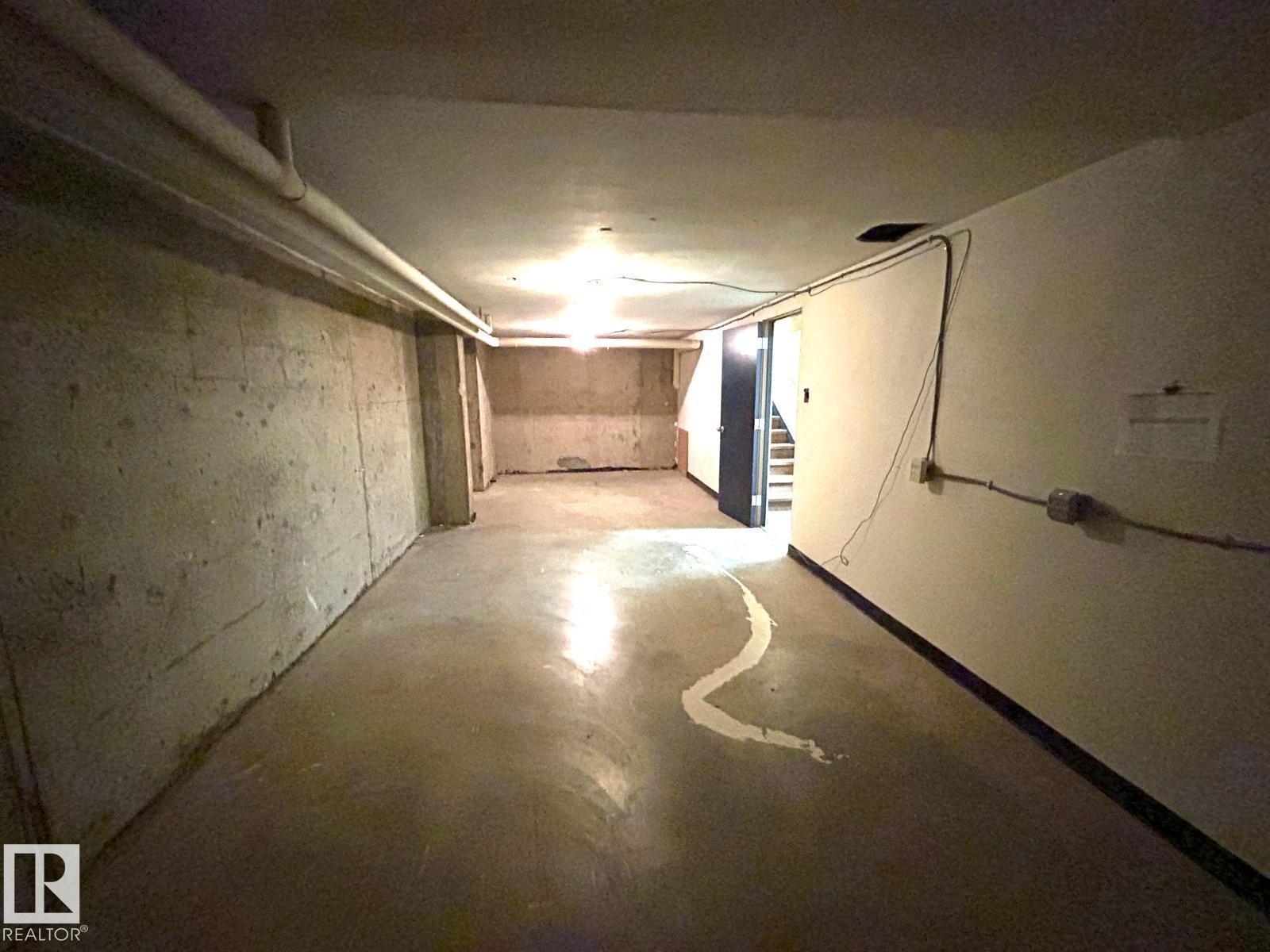 Photo 8 of 8951 82 Av Nw, Edmonton AB