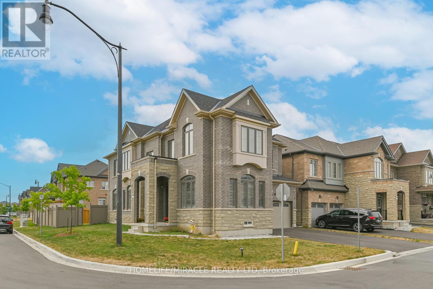 Photo 2 of 9 Bavenden Crescent, Brampton ON