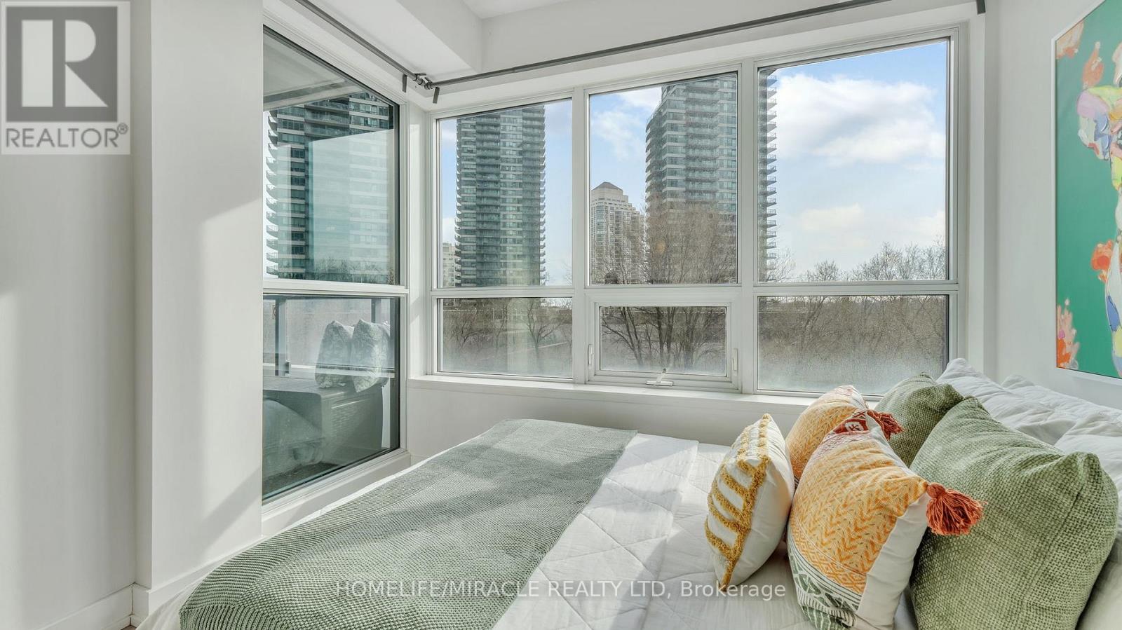 Photo 2 of 616 2220 Lake Shore Boulevard W, Toronto ON