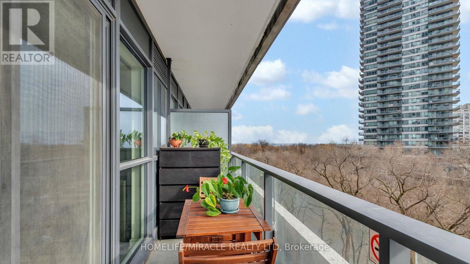 Photo 4 of 616 2220 Lake Shore Boulevard W, Toronto ON