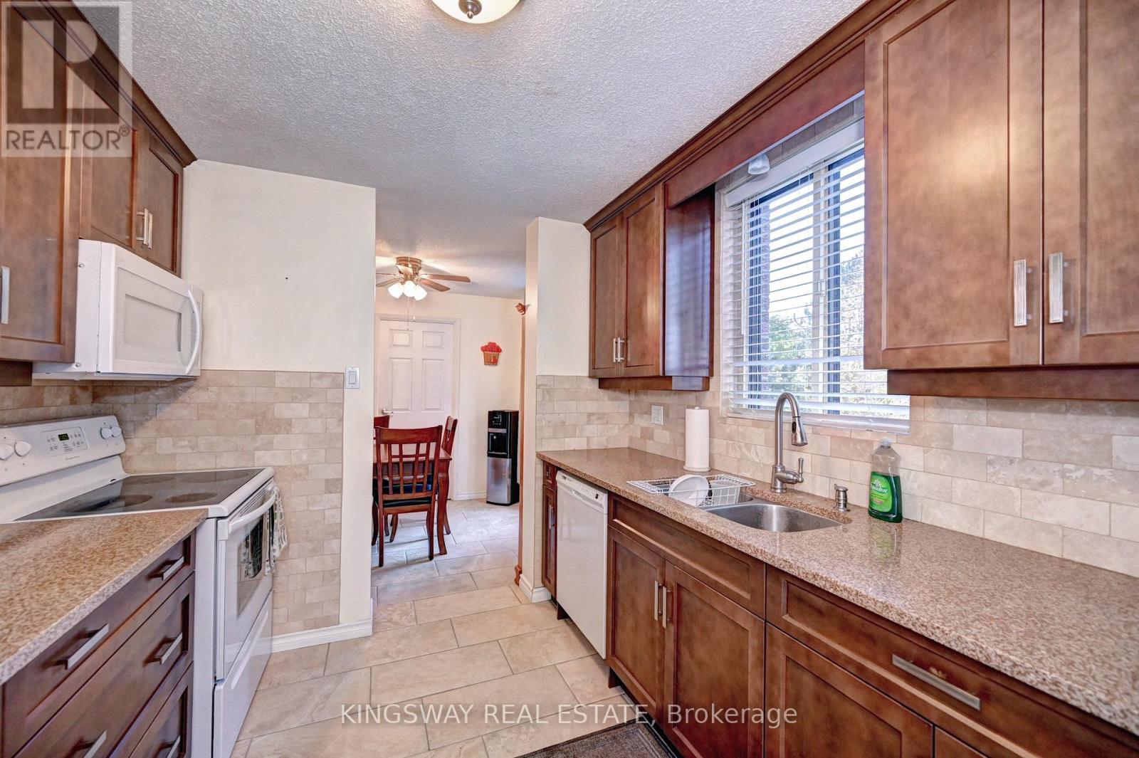 Photo 18 of 401 24 Marilyn Drive N, Guelph ON