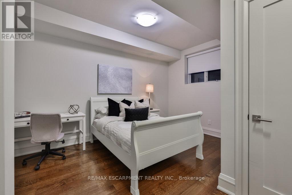 Photo 32 of 1293 Woodland Avenue, Mississauga ON