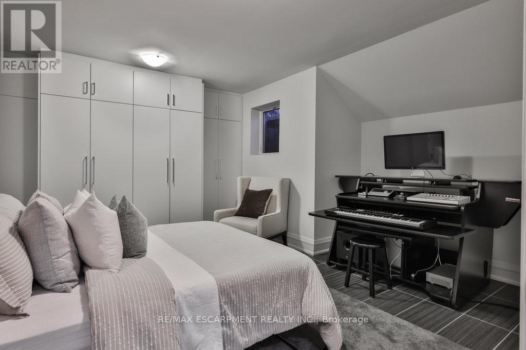 Photo 38 of 1293 Woodland Avenue, Mississauga ON