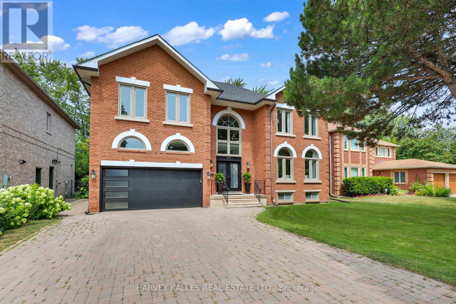 Photo 2 of 42 Grangemill Crescent, Toronto ON