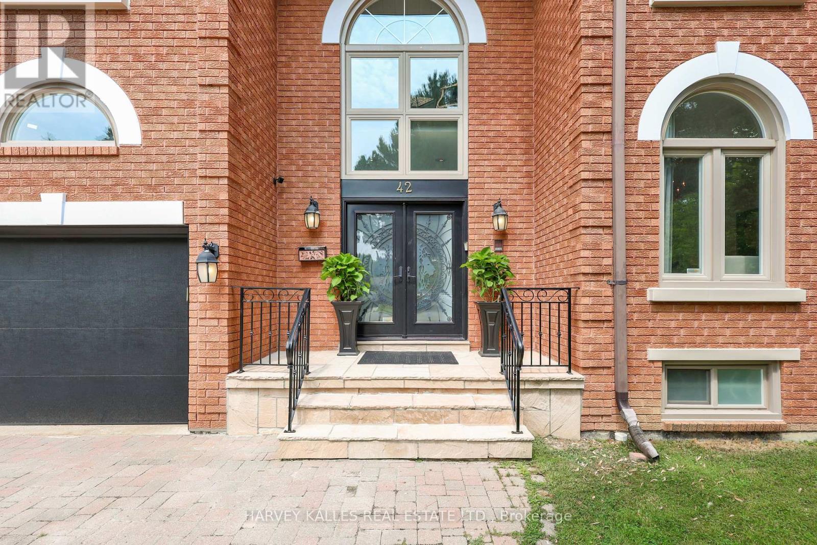 Photo 3 of 42 Grangemill Crescent, Toronto ON