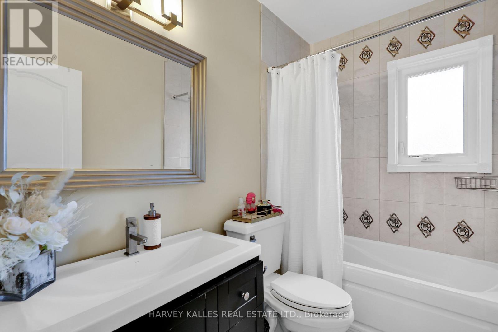 Photo 35 of 42 Grangemill Crescent, Toronto ON