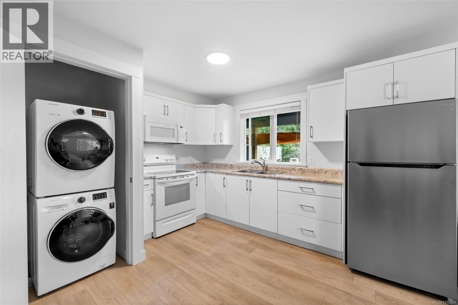 6439 Hopkins Crt, Sooke
