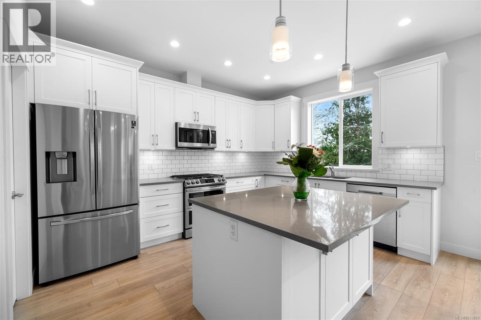 6439 Hopkins Crt, Sooke