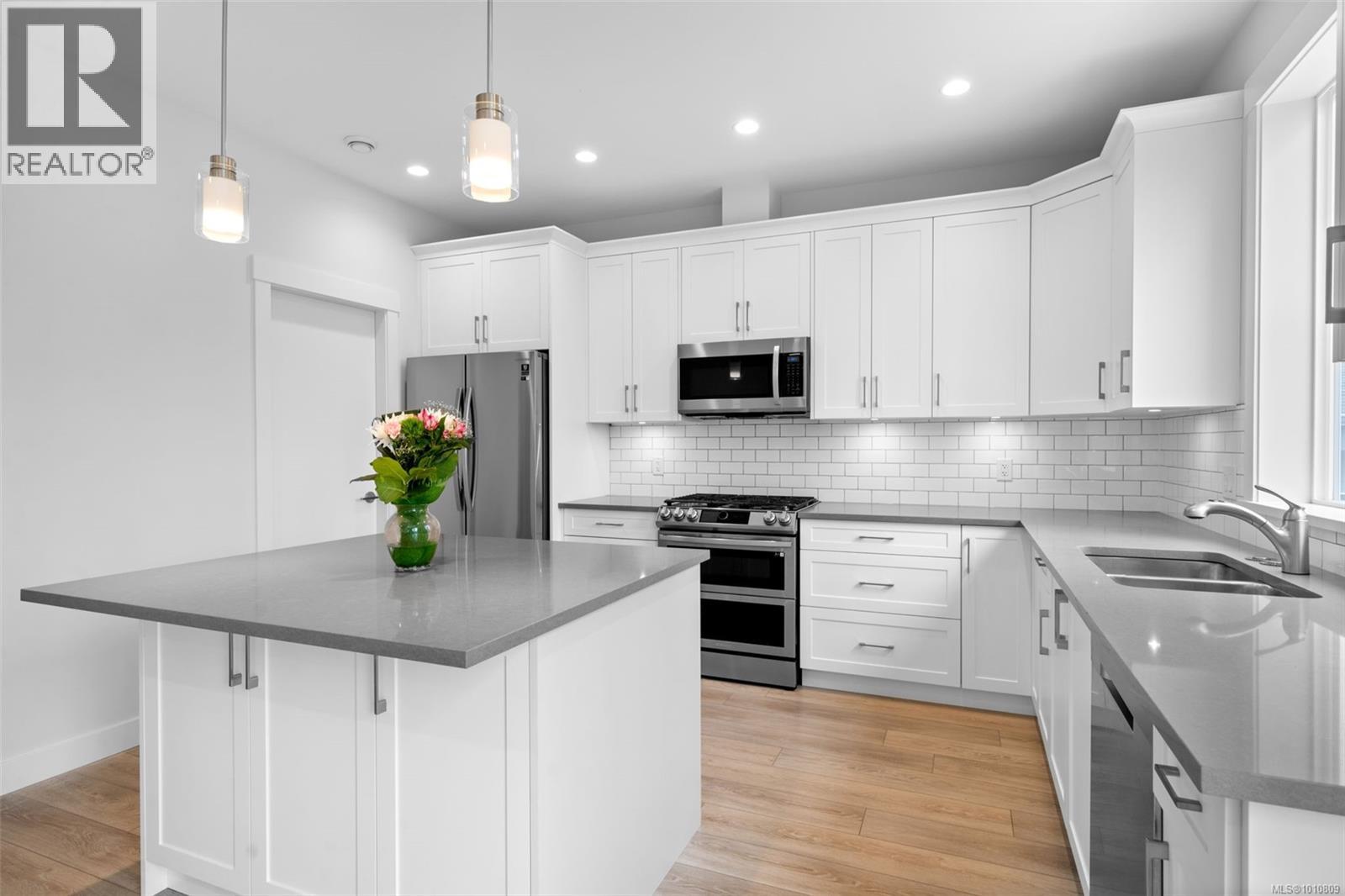 6439 Hopkins Crt, Sooke