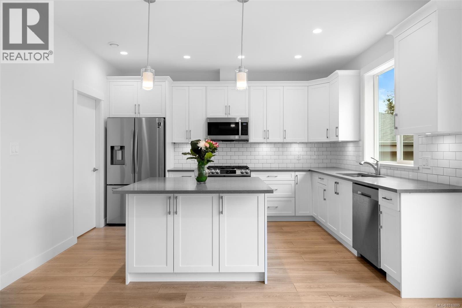6439 Hopkins Crt, Sooke
