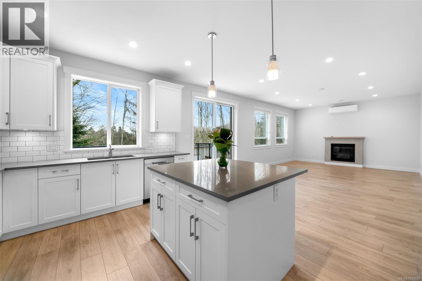 6439 Hopkins Crt, Sooke