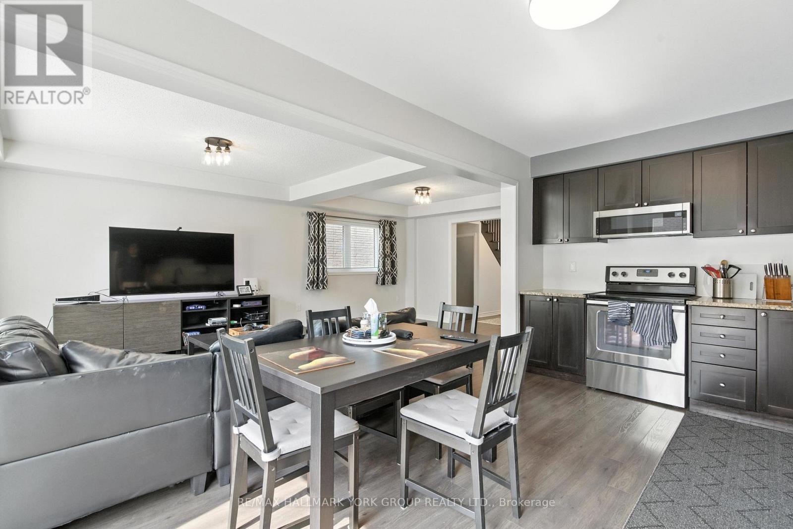 Photo 3 of 40 Hutt Crescent, Aurora ON
