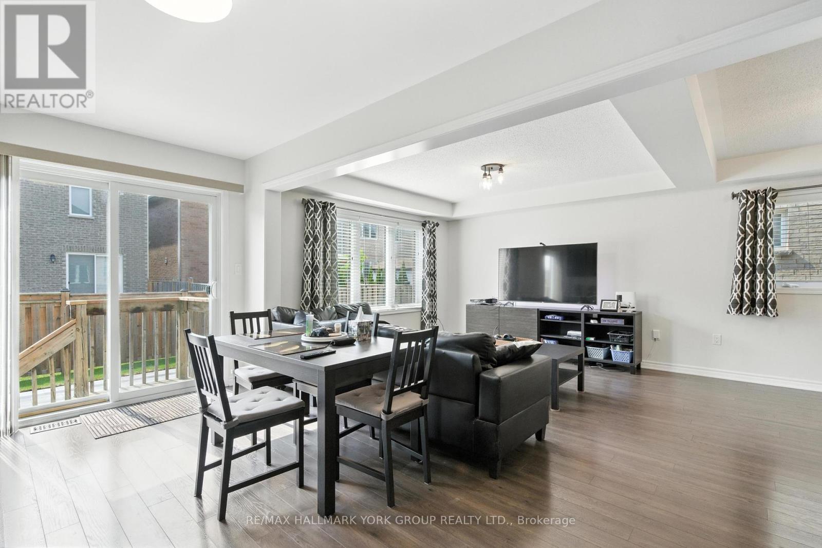 Photo 31 of 40 Hutt Crescent, Aurora ON