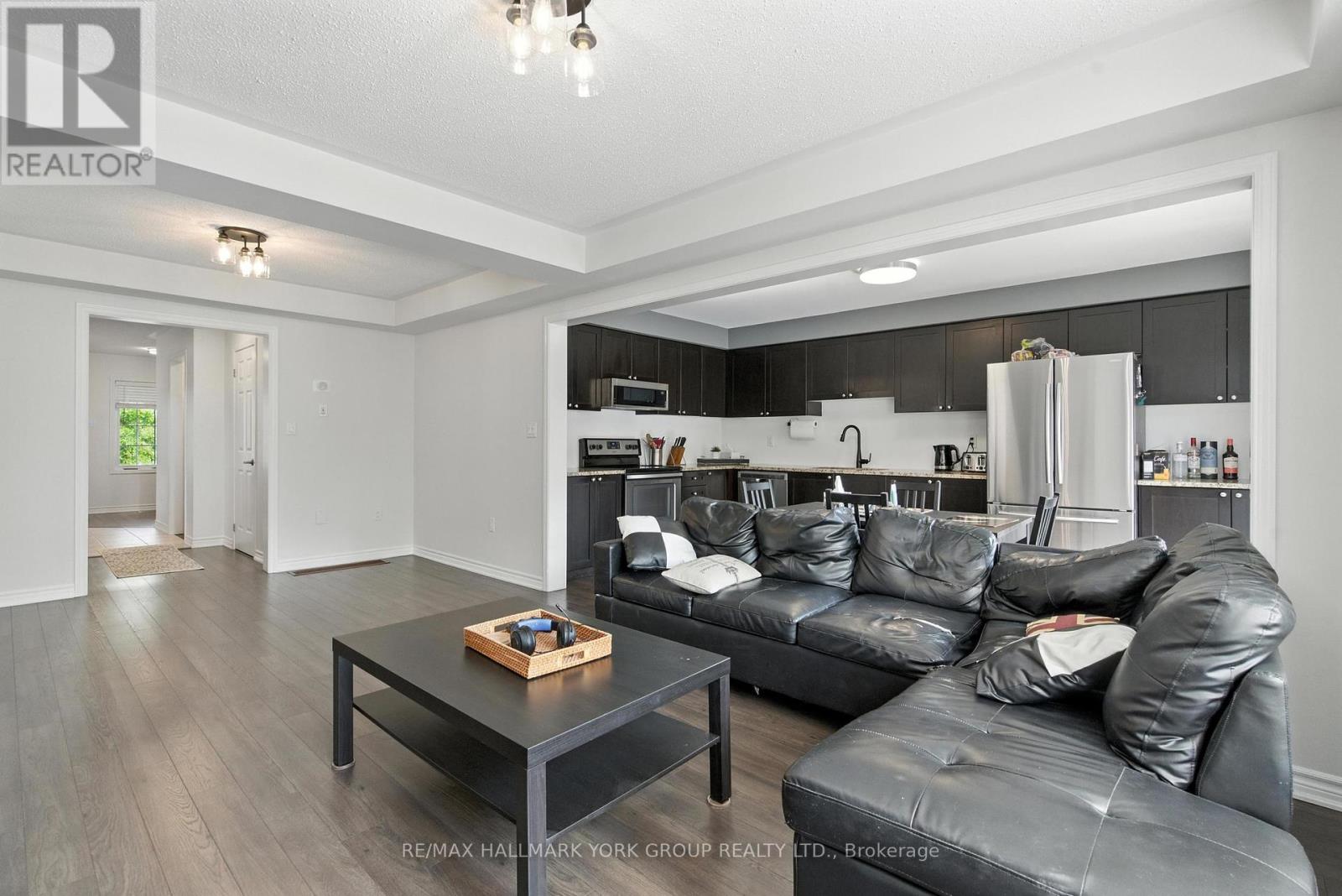 Photo 12 of 40 Hutt Crescent, Aurora ON