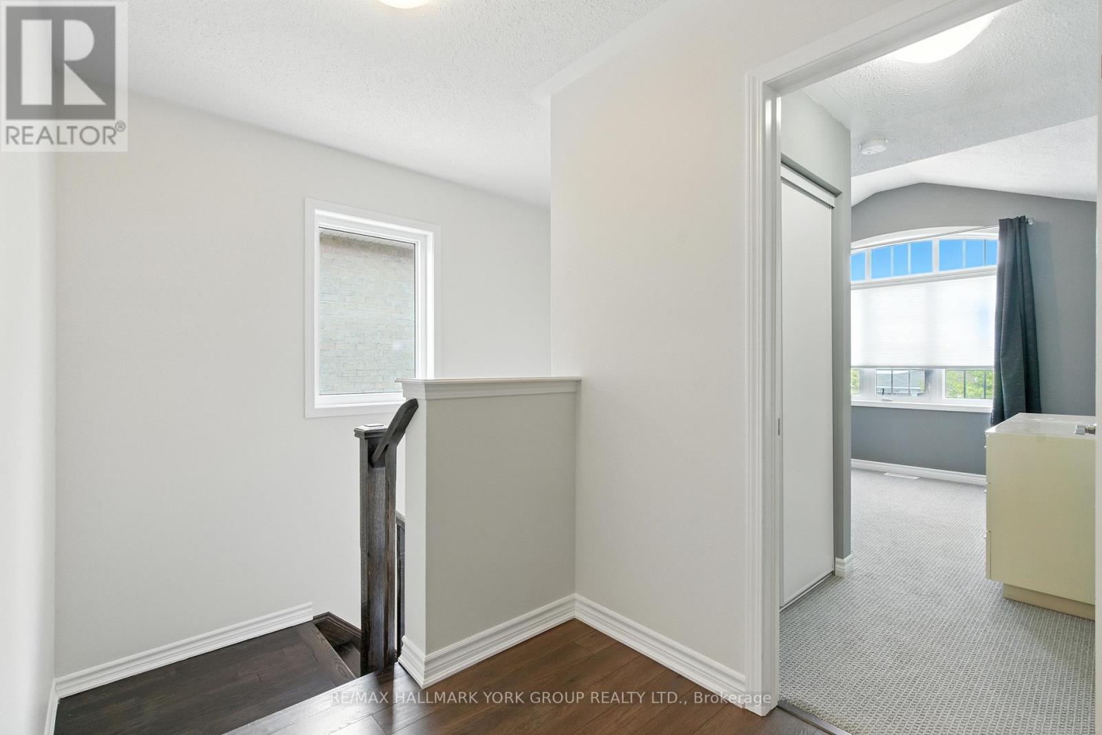 Photo 2 of 40 Hutt Crescent, Aurora ON