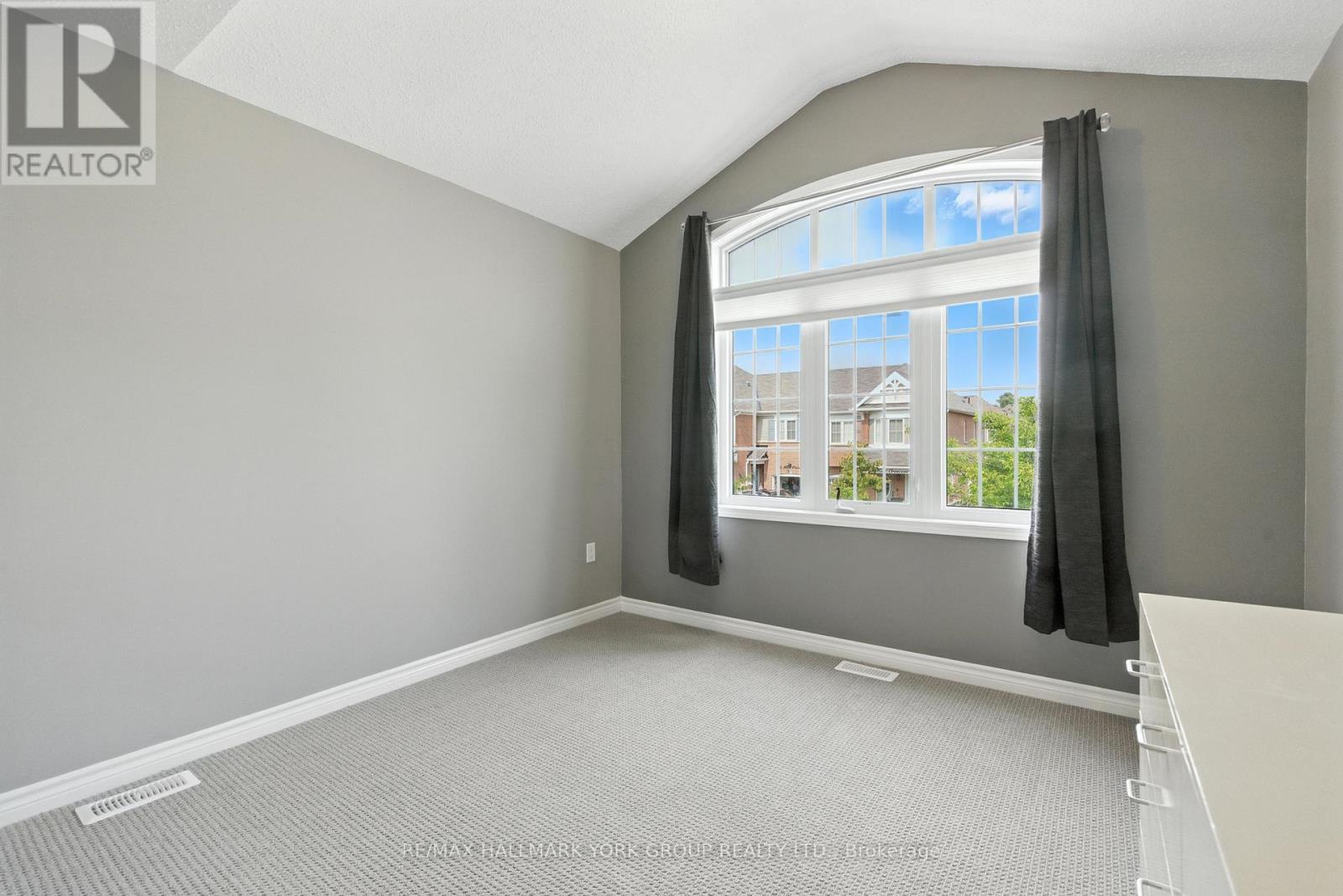 Photo 33 of 40 Hutt Crescent, Aurora ON