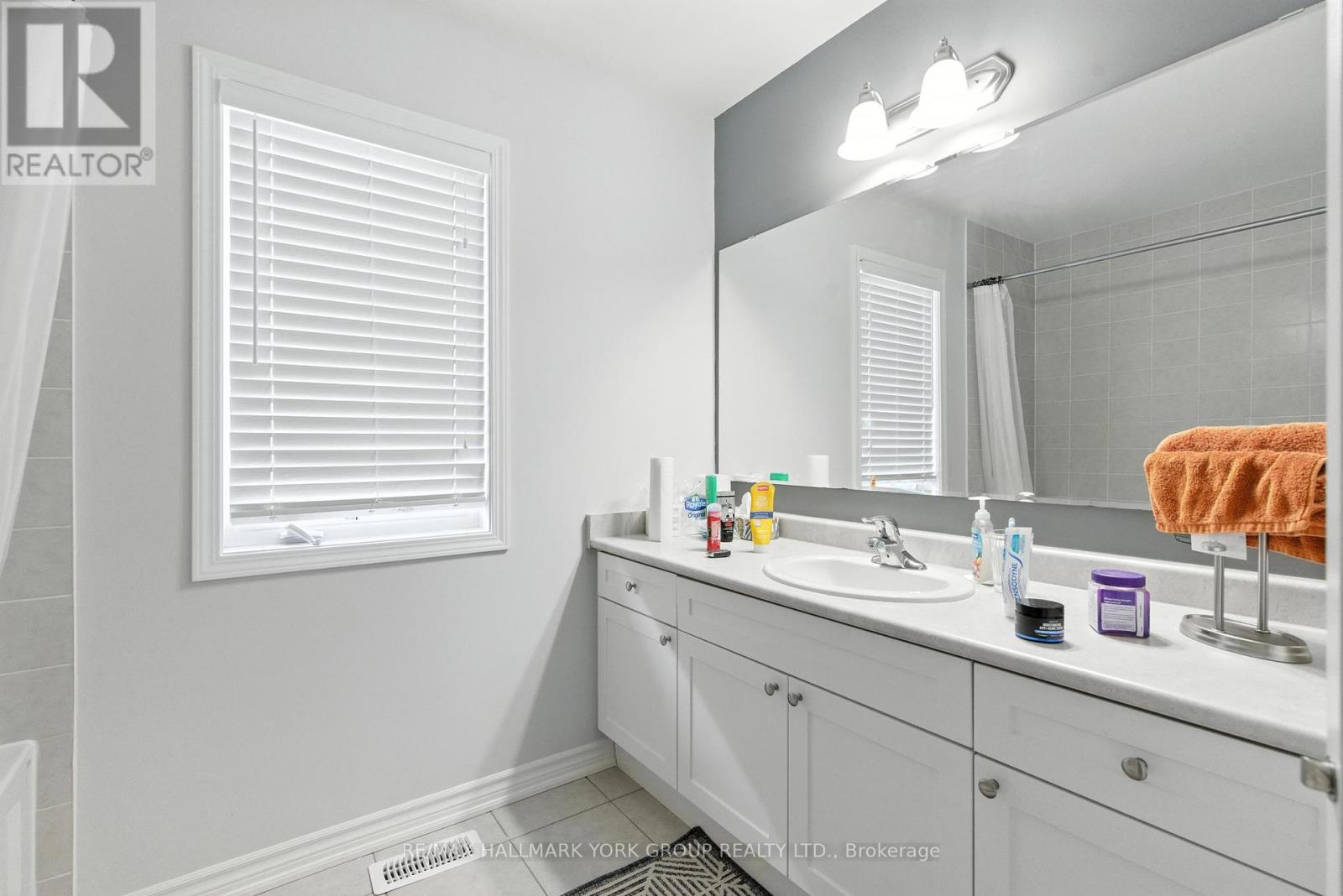 Photo 5 of 40 Hutt Crescent, Aurora ON