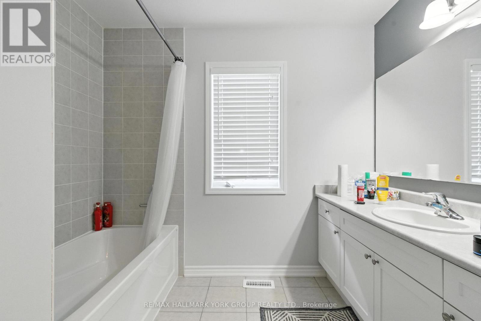 Photo 23 of 40 Hutt Crescent, Aurora ON