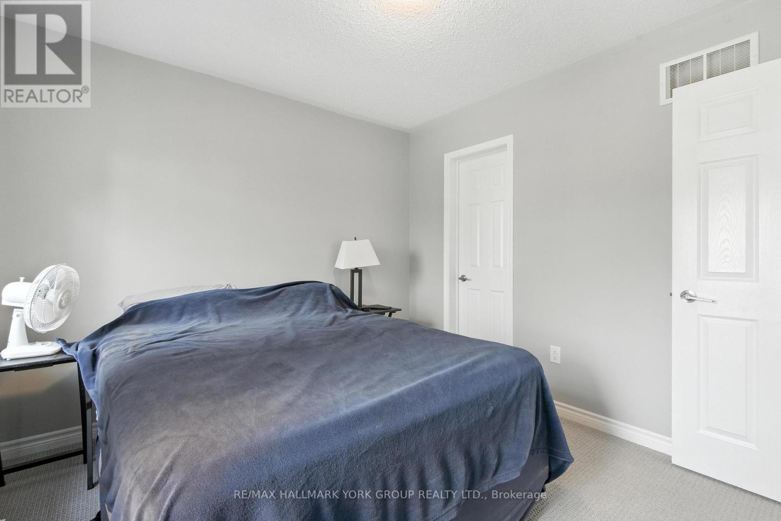 Photo 8 of 40 Hutt Crescent, Aurora ON