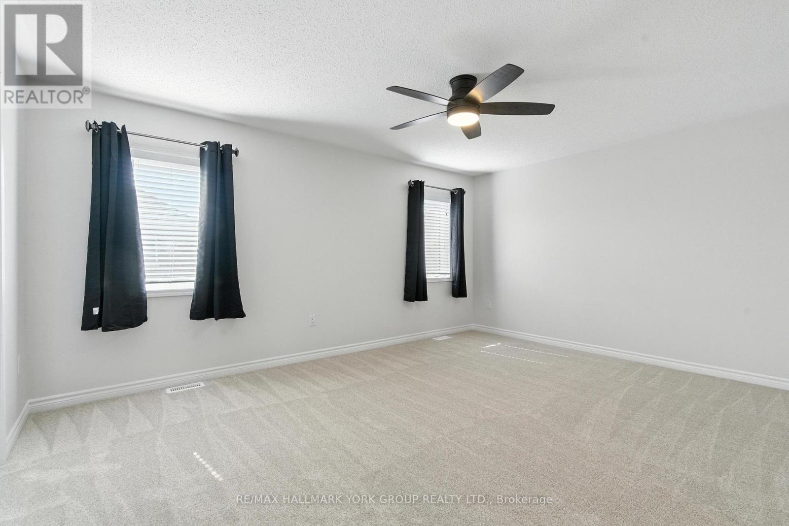 Photo 26 of 40 Hutt Crescent, Aurora ON