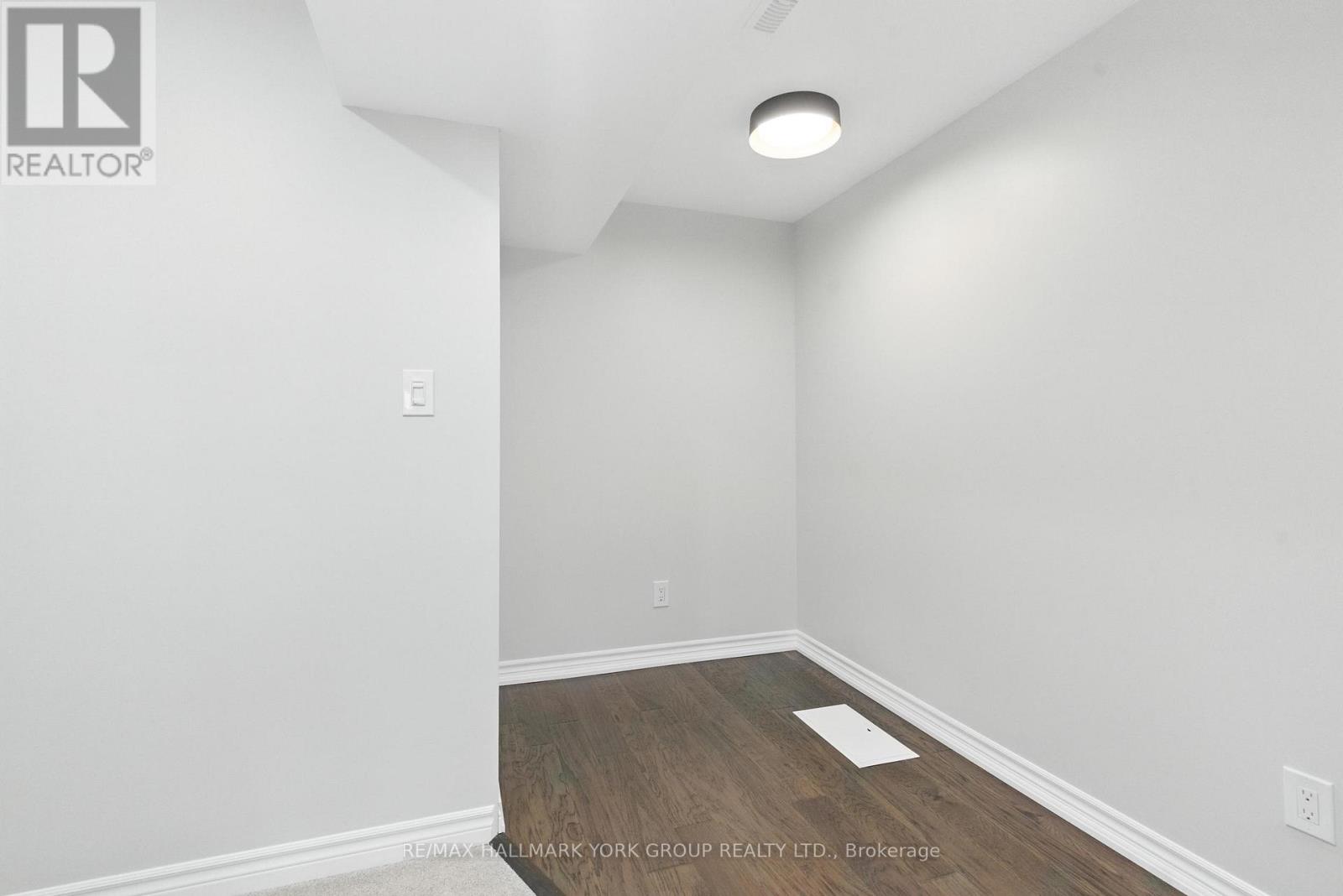 Photo 22 of 40 Hutt Crescent, Aurora ON
