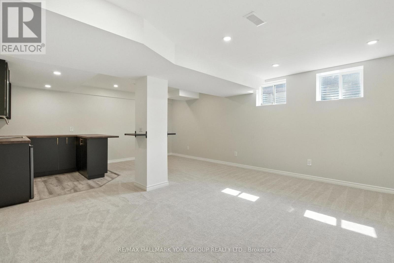 Photo 28 of 40 Hutt Crescent, Aurora ON