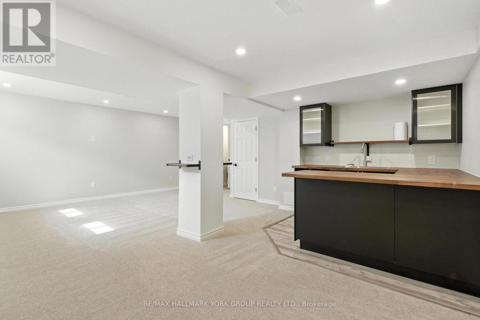 Photo 24 of 40 Hutt Crescent, Aurora ON