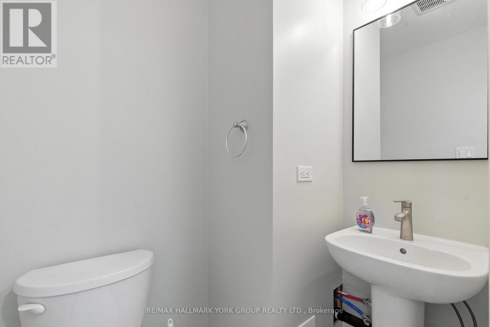 Photo 9 of 40 Hutt Crescent, Aurora ON