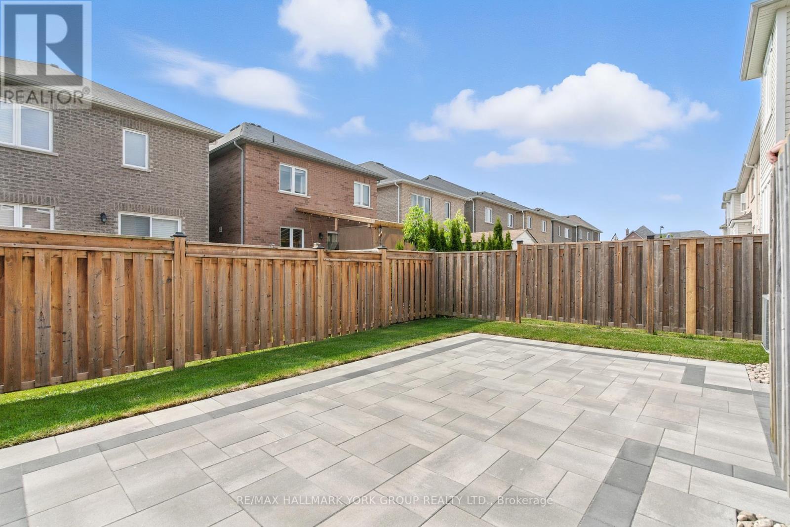 Photo 21 of 40 Hutt Crescent, Aurora ON