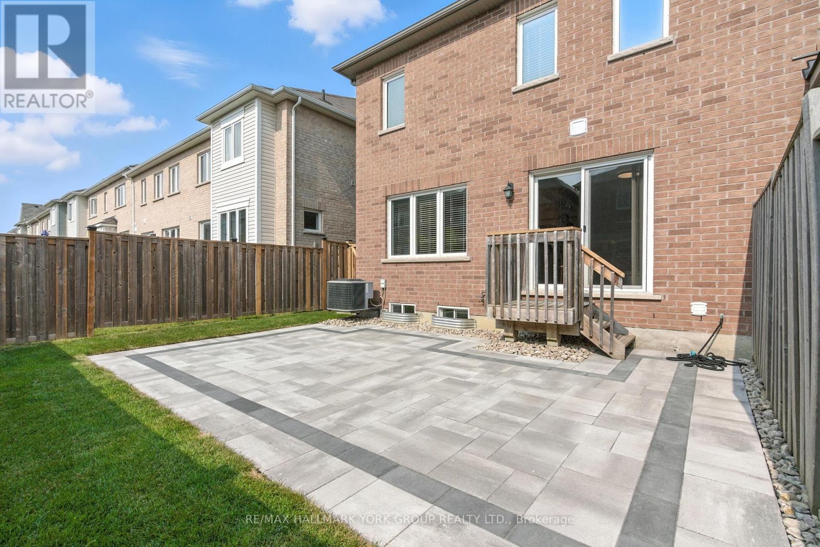 Photo 4 of 40 Hutt Crescent, Aurora ON