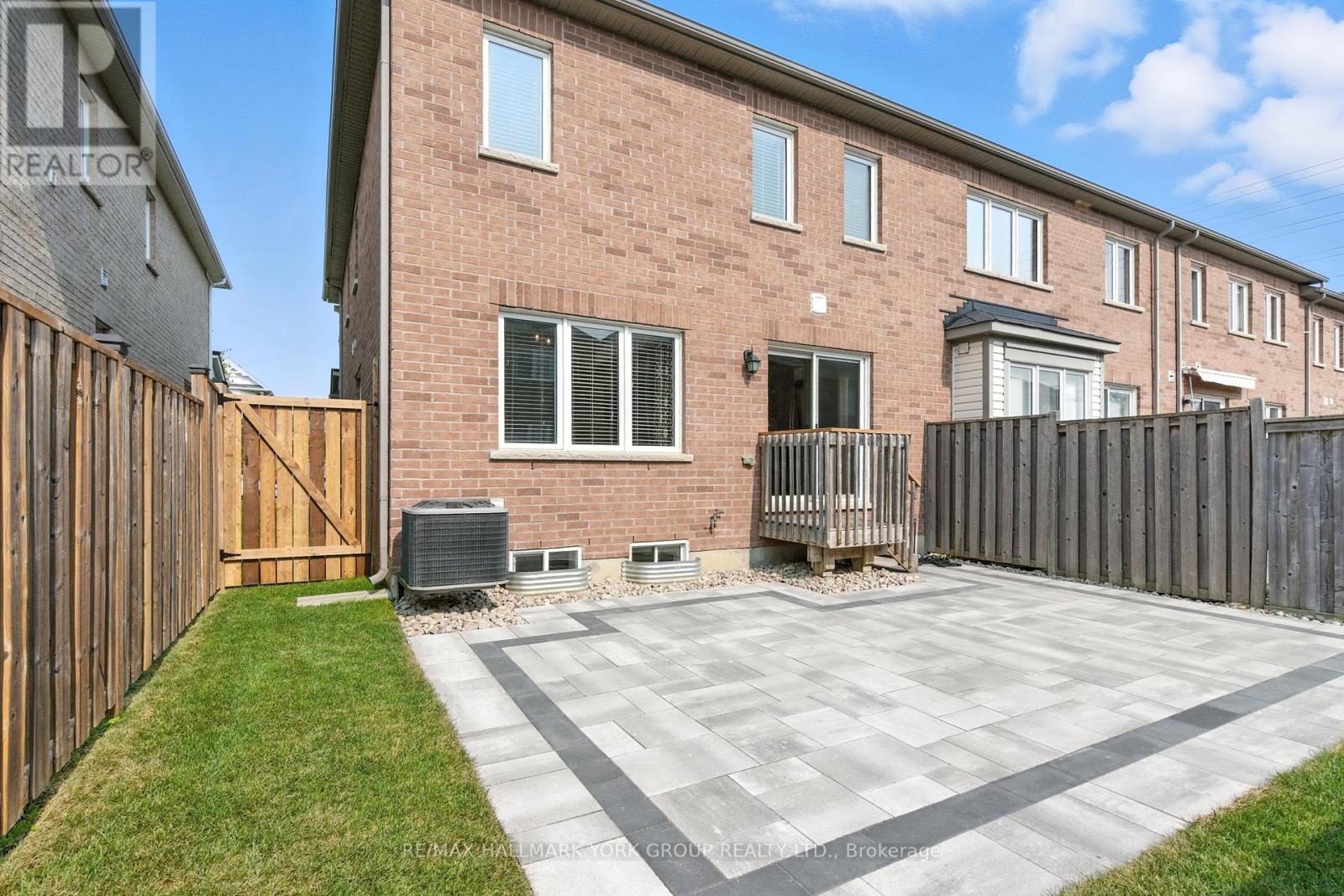 Photo 15 of 40 Hutt Crescent, Aurora ON