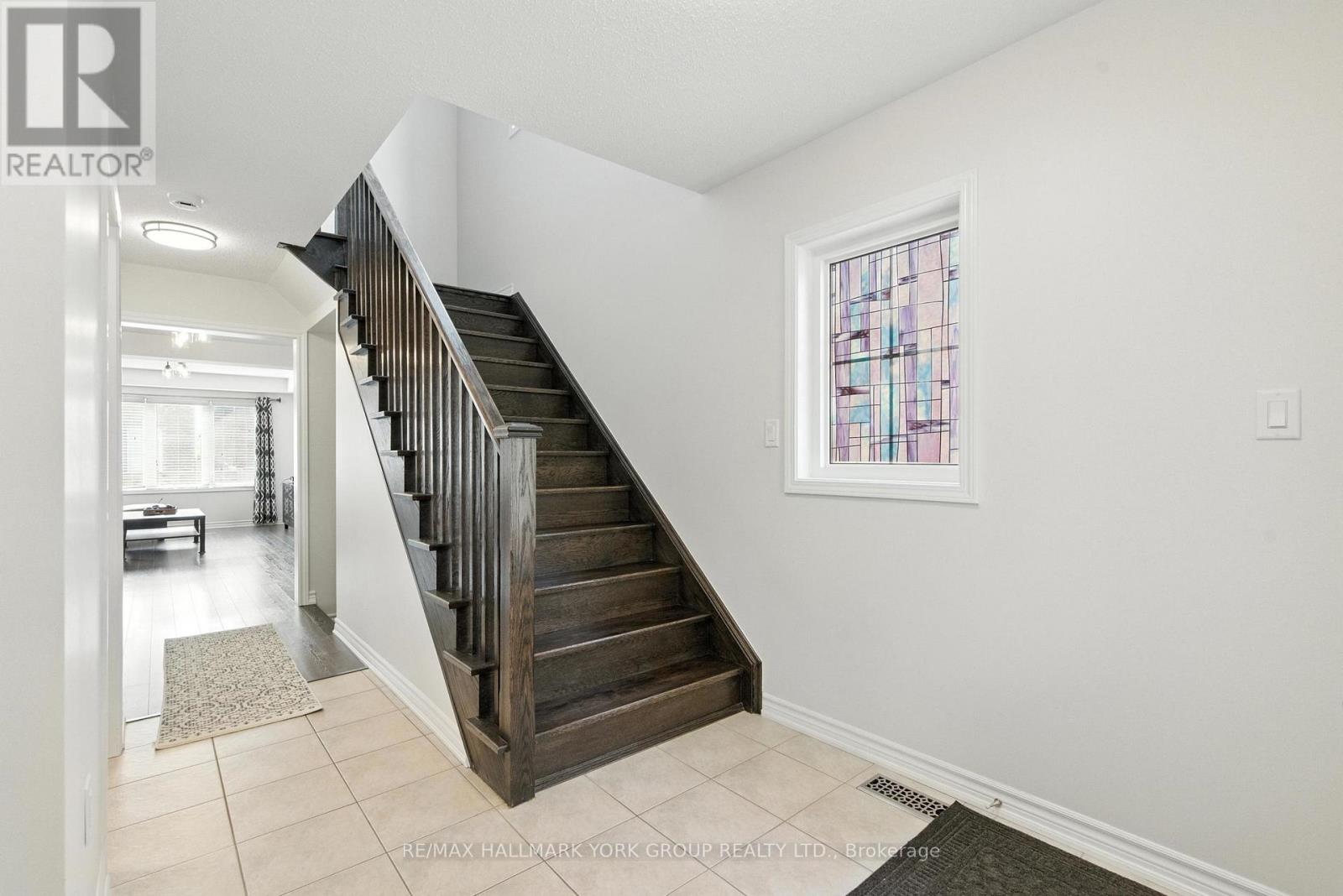 Photo 13 of 40 Hutt Crescent, Aurora ON