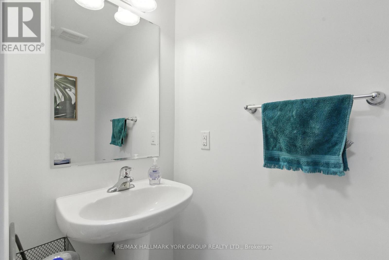 Photo 30 of 40 Hutt Crescent, Aurora ON