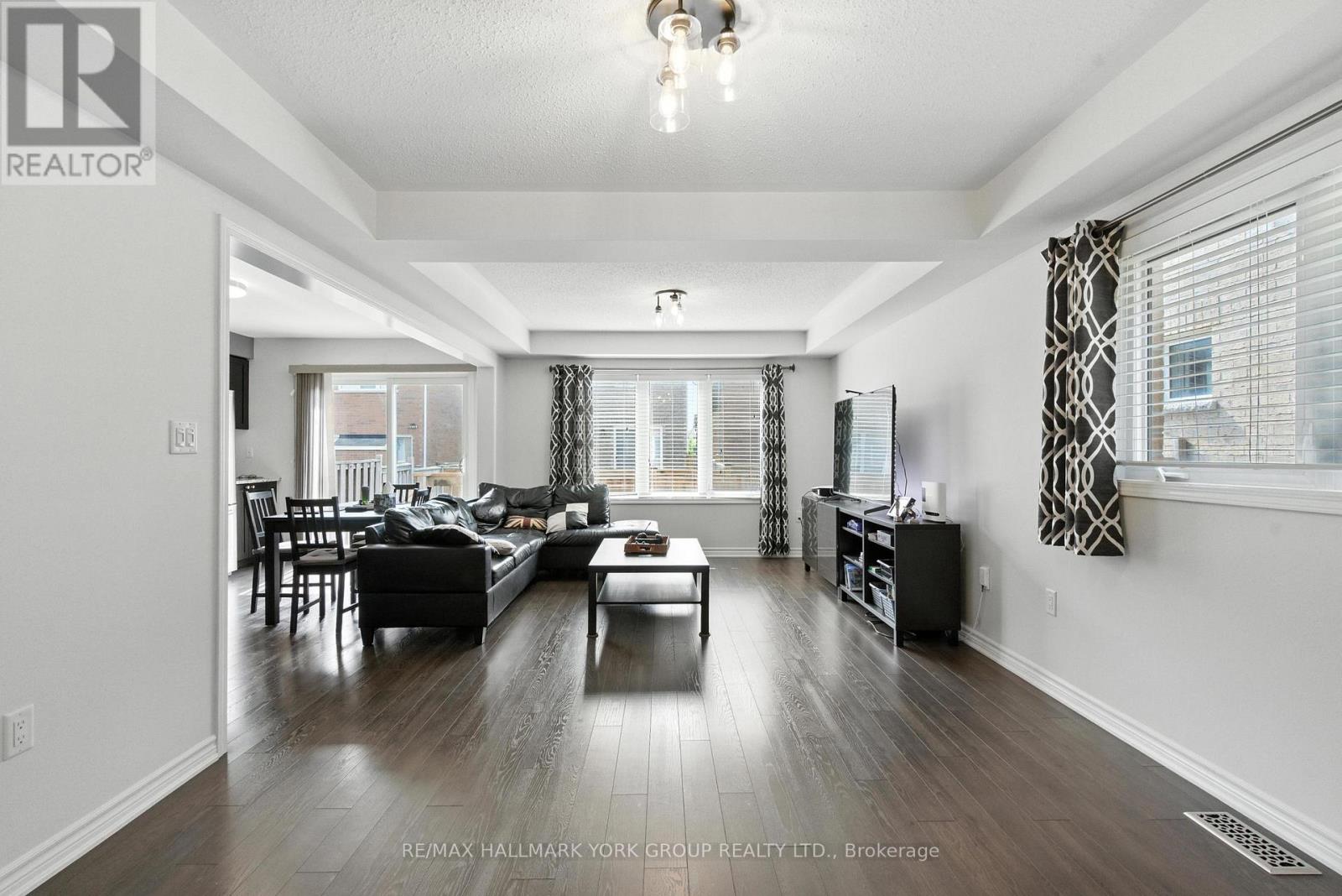 Photo 32 of 40 Hutt Crescent, Aurora ON