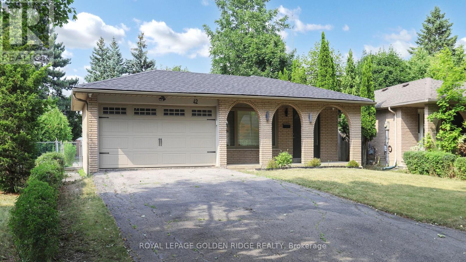 Photo 2 of 42 Castle Harbour Lane, Markham ON