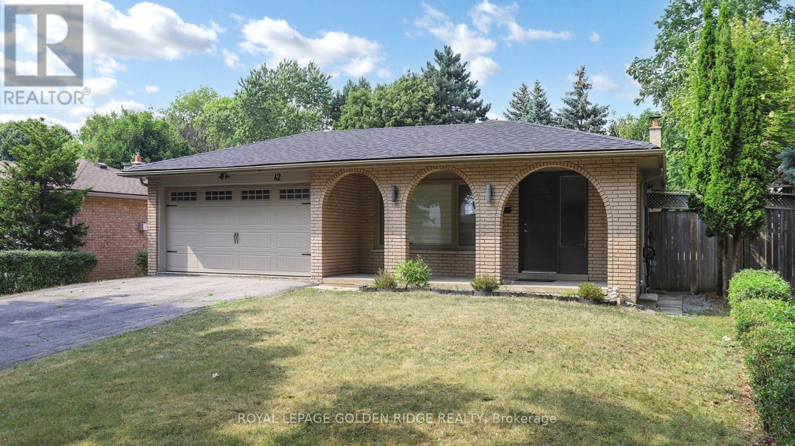 Photo 3 of 42 Castle Harbour Lane, Markham ON