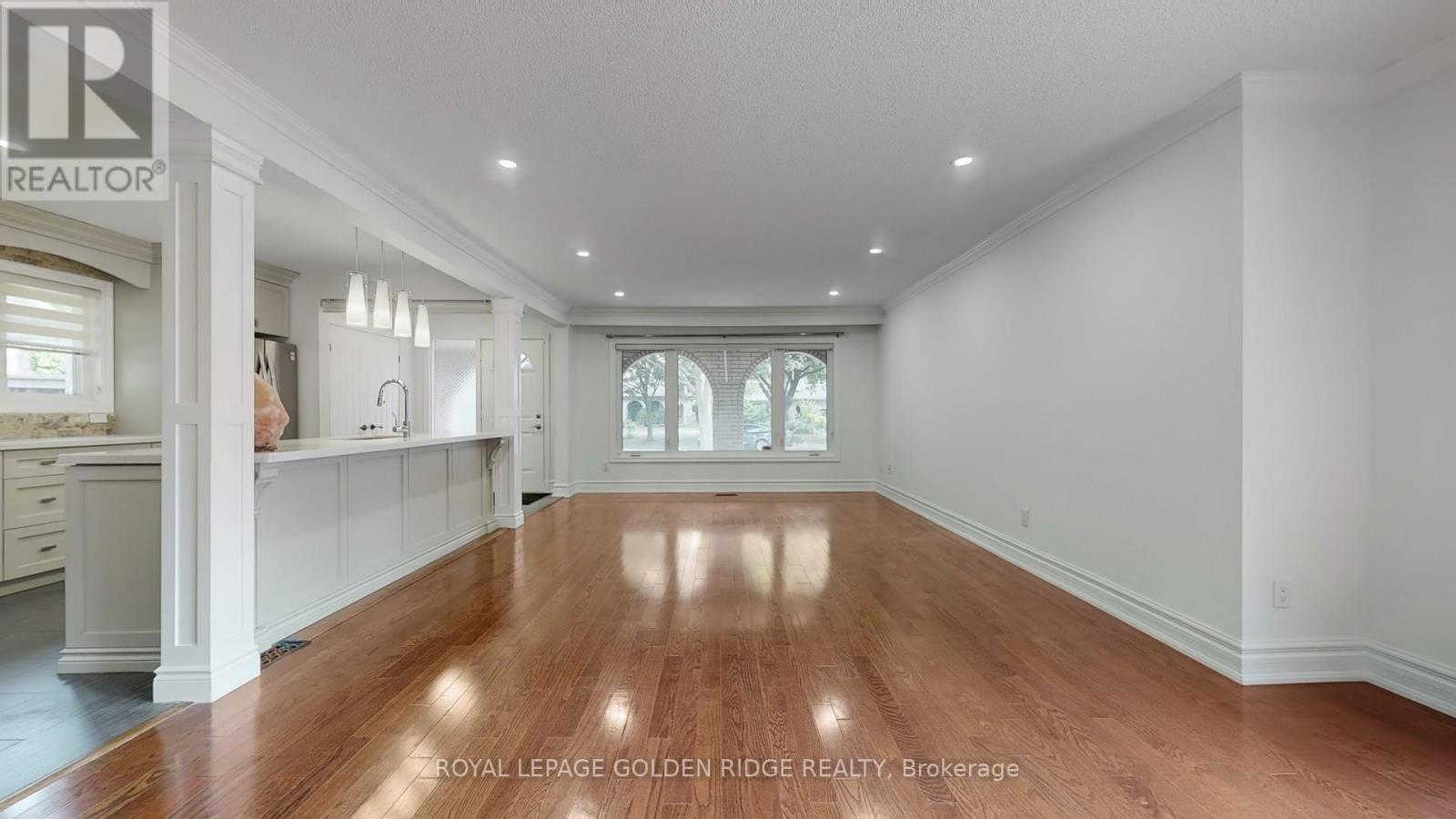 Photo 5 of 42 Castle Harbour Lane, Markham ON
