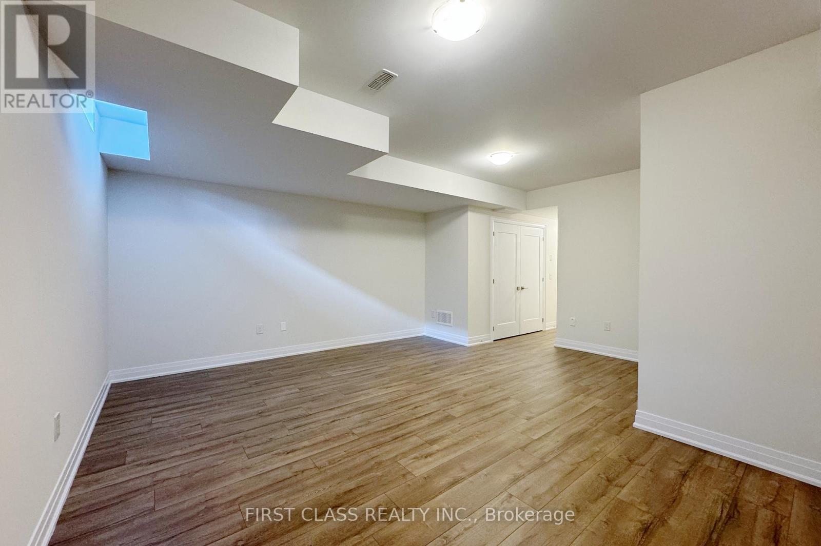 Photo 14 of 9 Schmeltzer Crescent, Richmond Hill ON