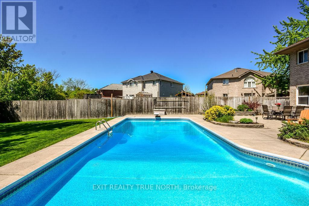 Photo 3 of 5 Newberry Court, Barrie ON